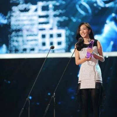 杨幂获最受欢迎女歌手 遭业内人士质疑和网友吐槽娱乐明星